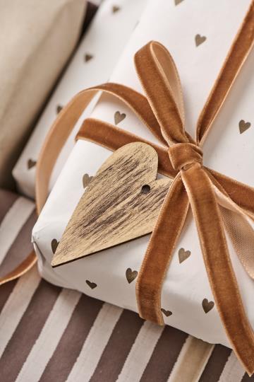 Cuore in legno grezzo con foro