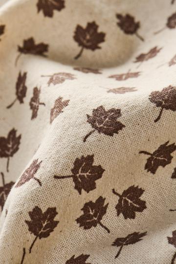 Strofinaccio Birk colore naturale con foglioline marroni 50x70 cm