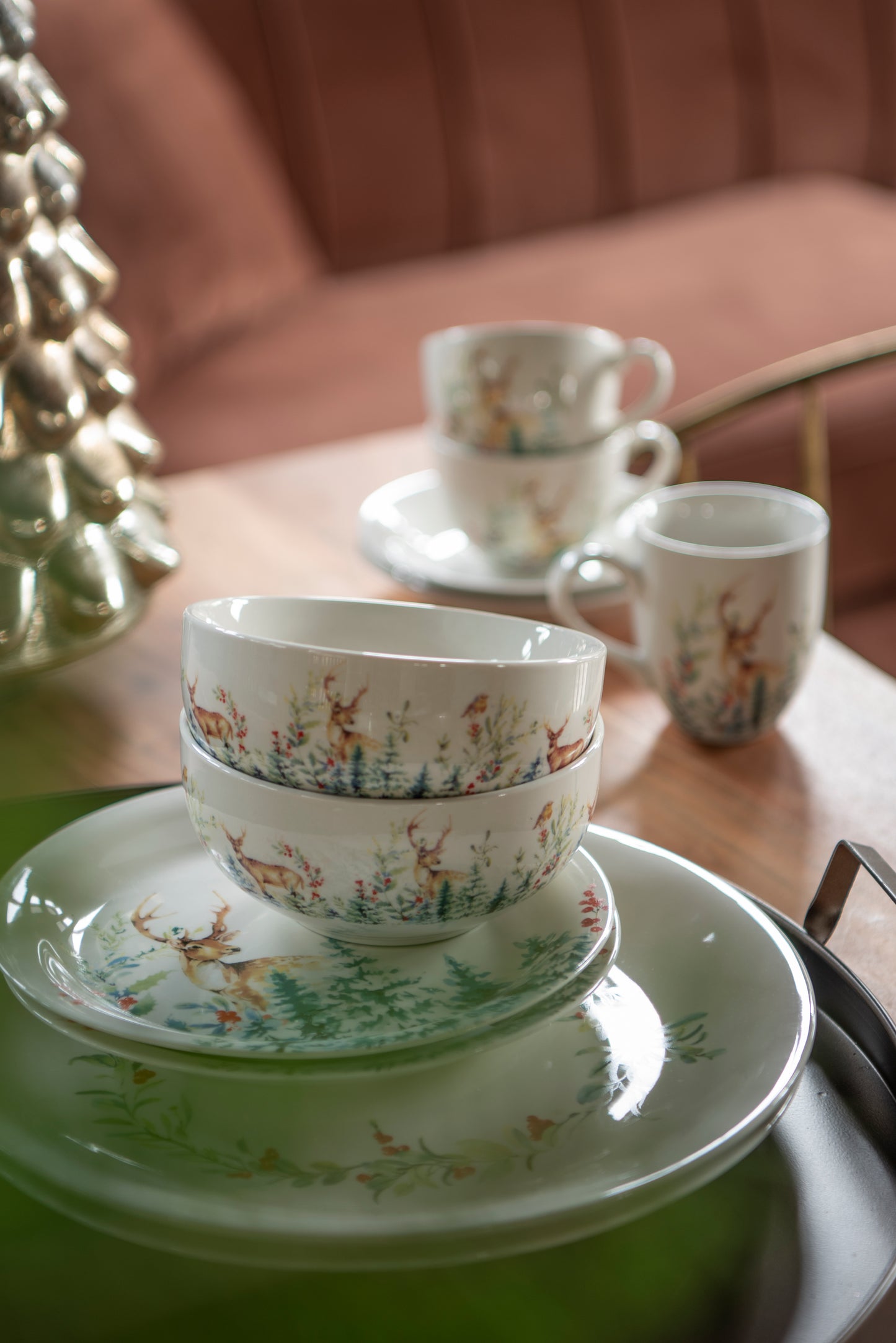 Piatto da portata con cervo e ghirlanda in ceramica ø28 cm