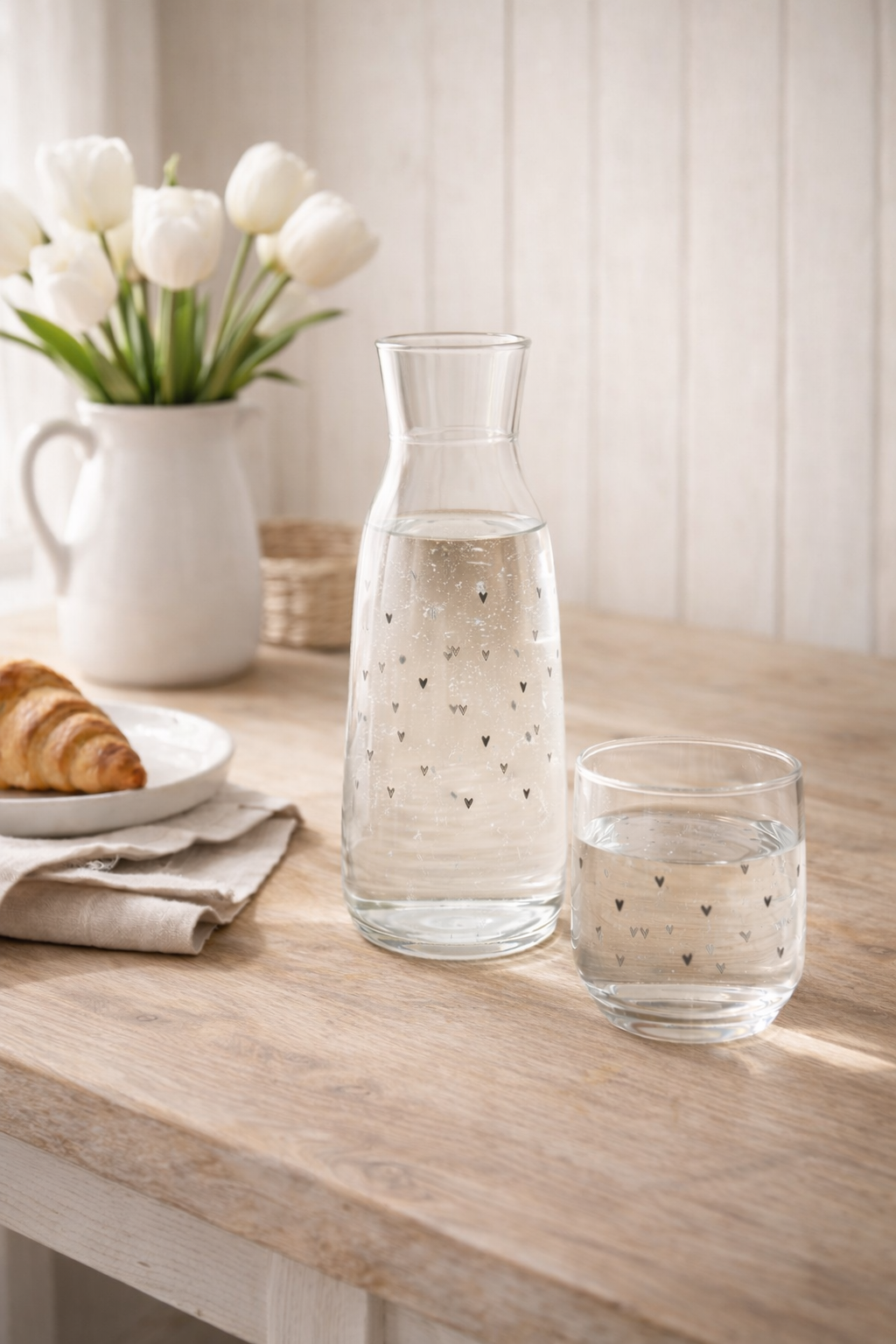 Caraffa in vetro trasparente con cuoricini neri, 1 l, ø 9x25 cm