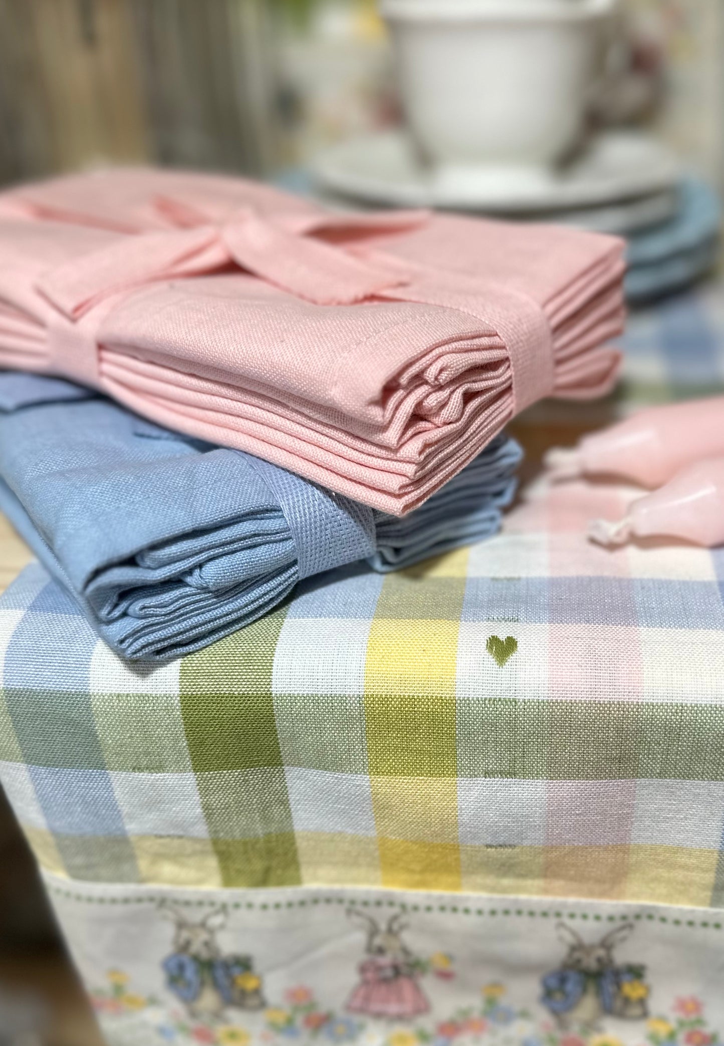 Tovaglia quadretti con coniglietti per 6 p. e 12 p.