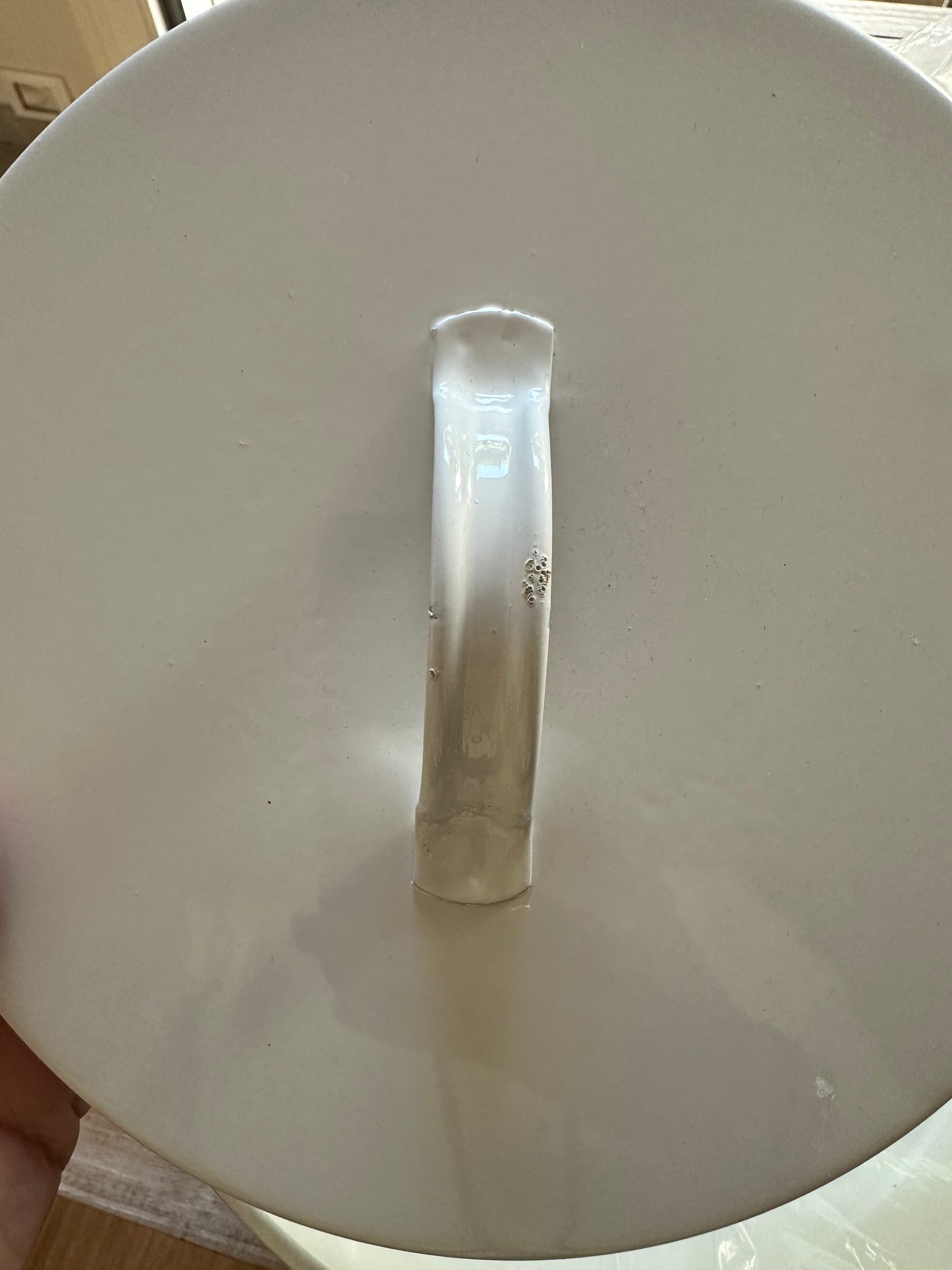 Secchio con coperchio bianco con zampe in metallo smaltato 5l 25x22 *Piccolo difetto sul coperchio*