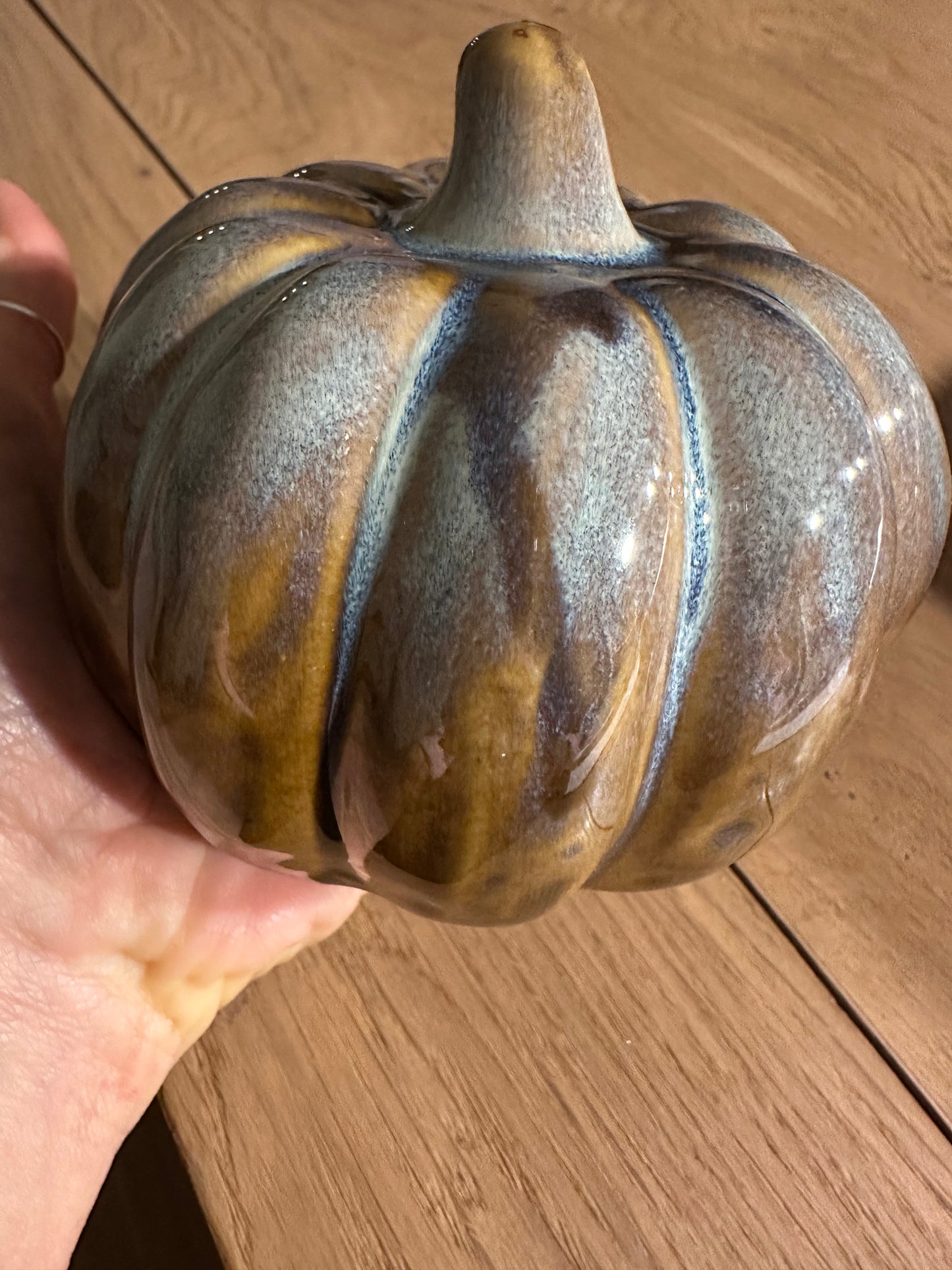 Zucca decorativa in ceramica color beige/arancio h 9 cm, ø 10 cm *con piccolo difetto*