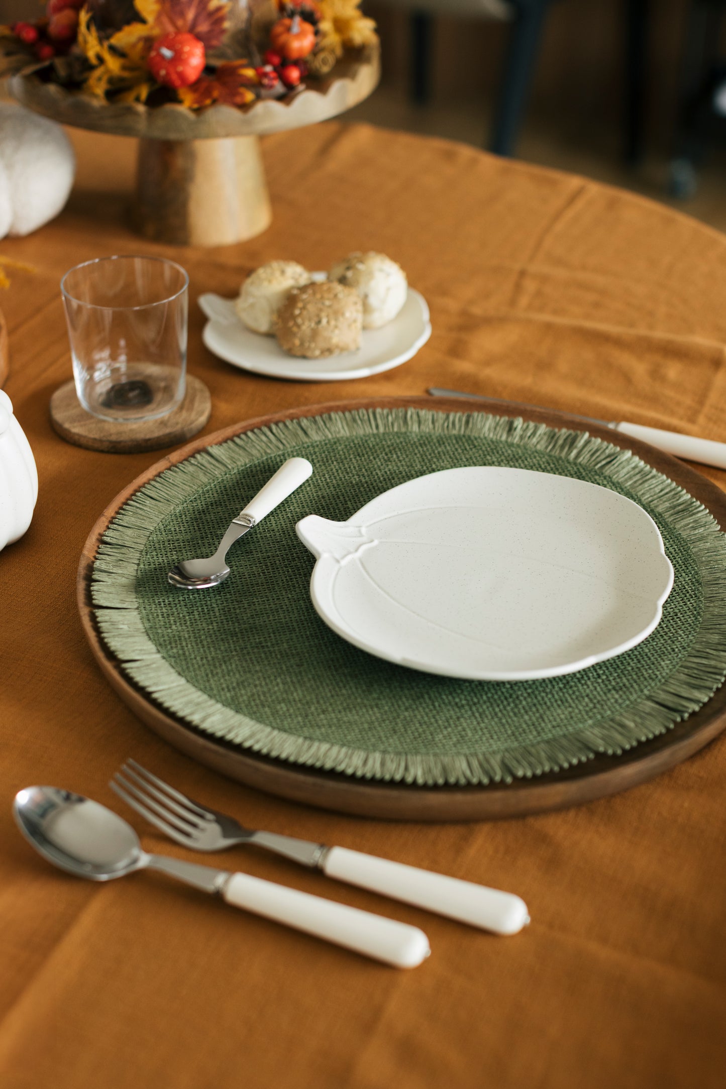 Piatto bianco grande a forma di zucca