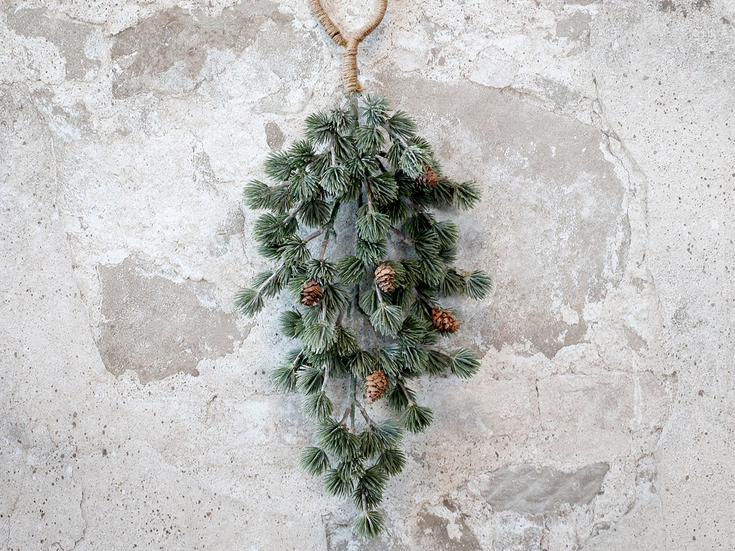 Ramo di cedro con pigne da appendere, h 50 cm