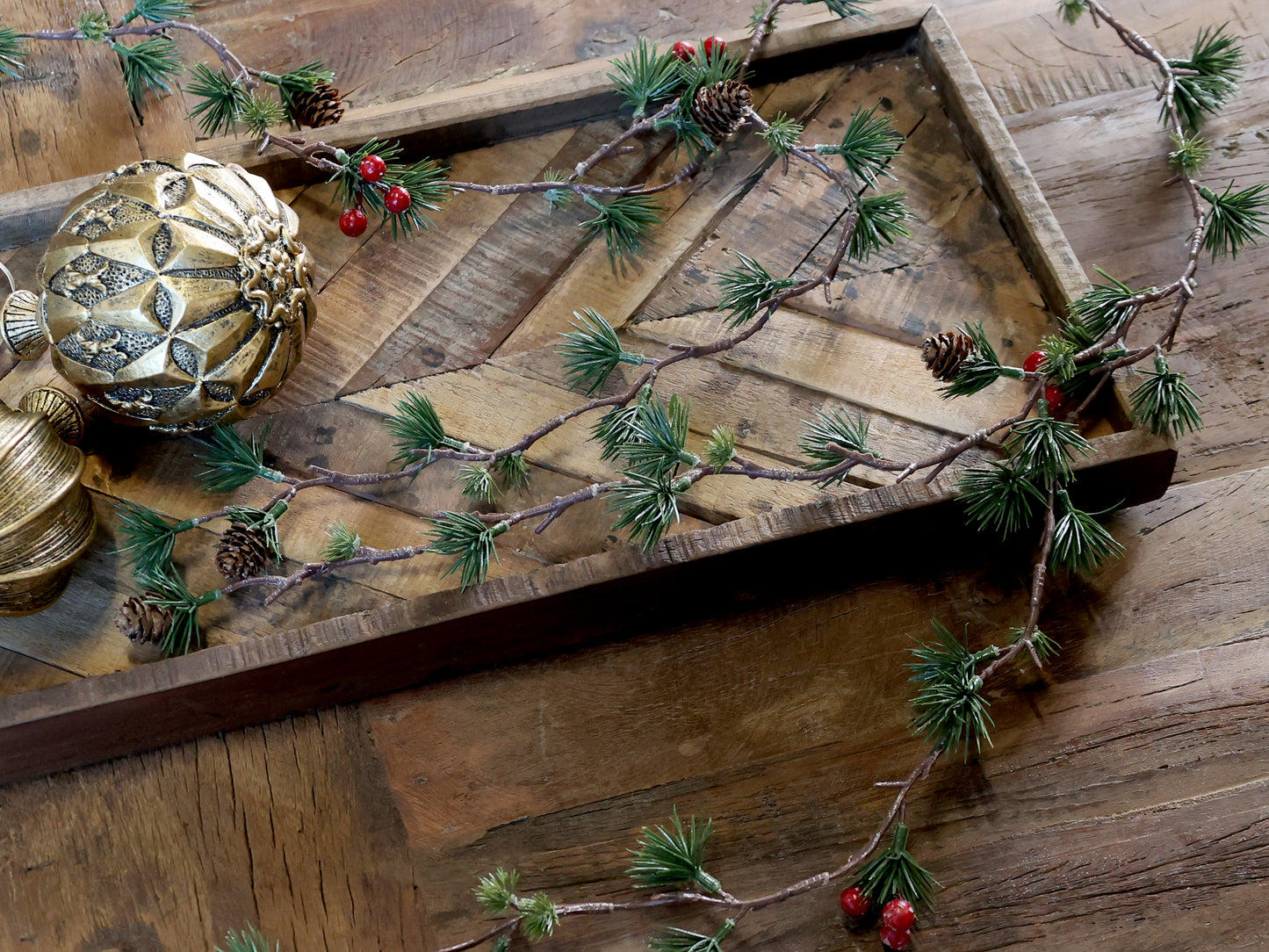 Ghirlanda di cedro con pigne e bacche rosse, 160 cm