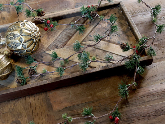 Ghirlanda di cedro con pigne e bacche rosse, 160 cm