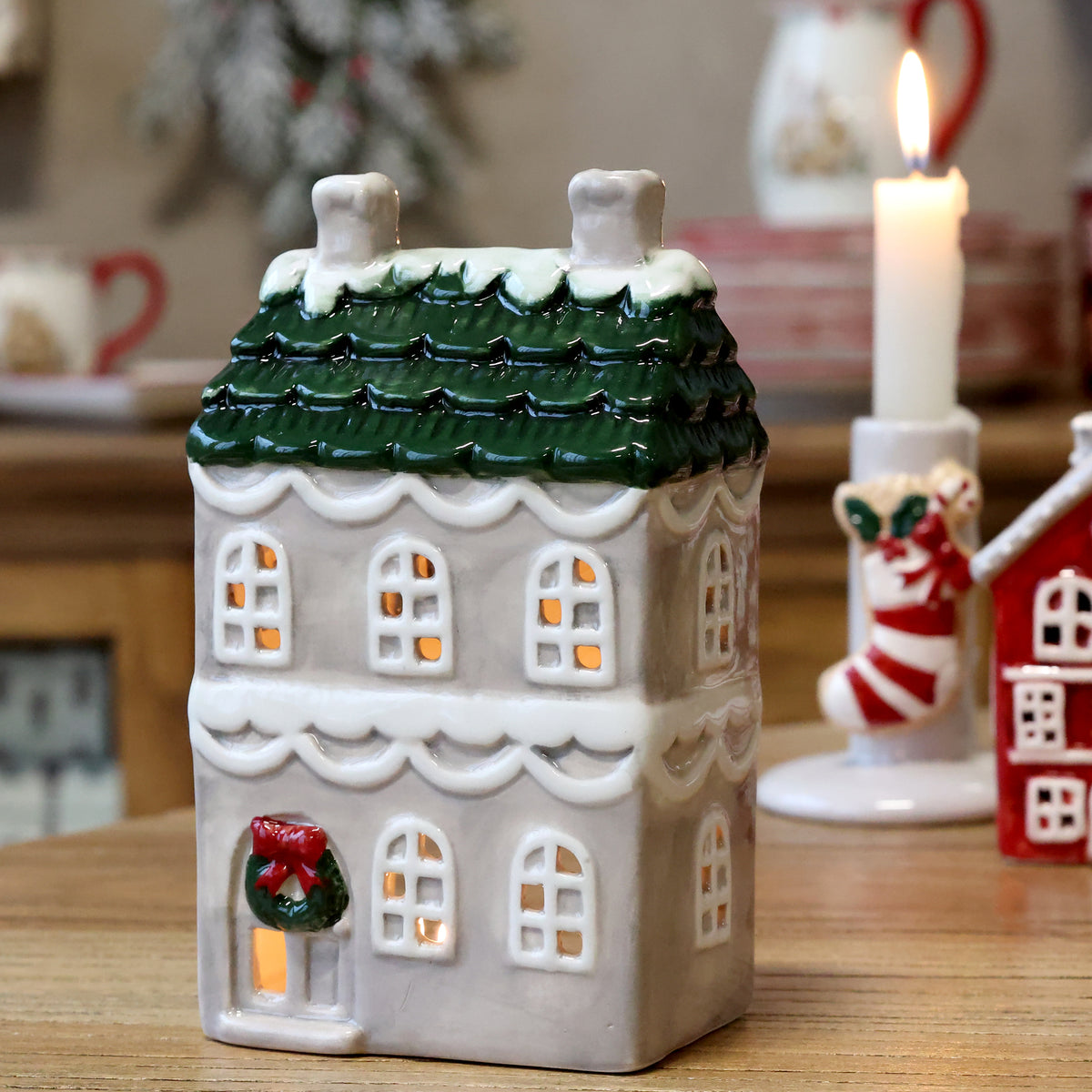 Casetta porta tea light, grigia con tetto verde e ghirlanda,  h 17x10x6,5 cm