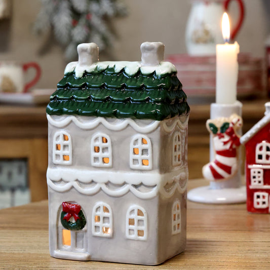 Casetta porta tea light, grigia con tetto verde e ghirlanda,  h 17x10x6,5 cm