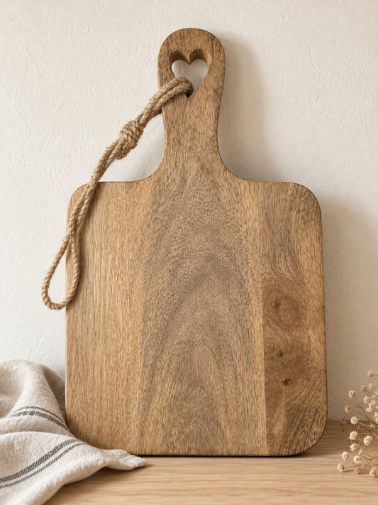 Tagliere in legno di mango con cuore e cordino in juta 30x19x2 cm