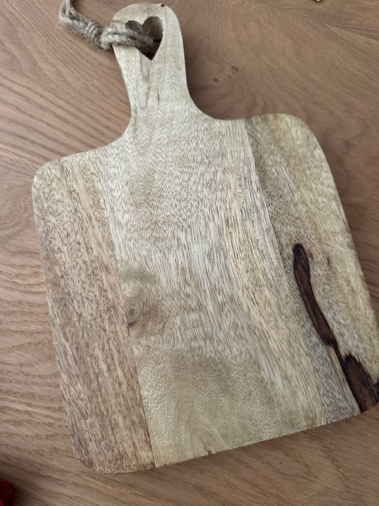 Tagliere in legno di mango con cuore e cordino in juta 30x19x2 cm * con difetto*