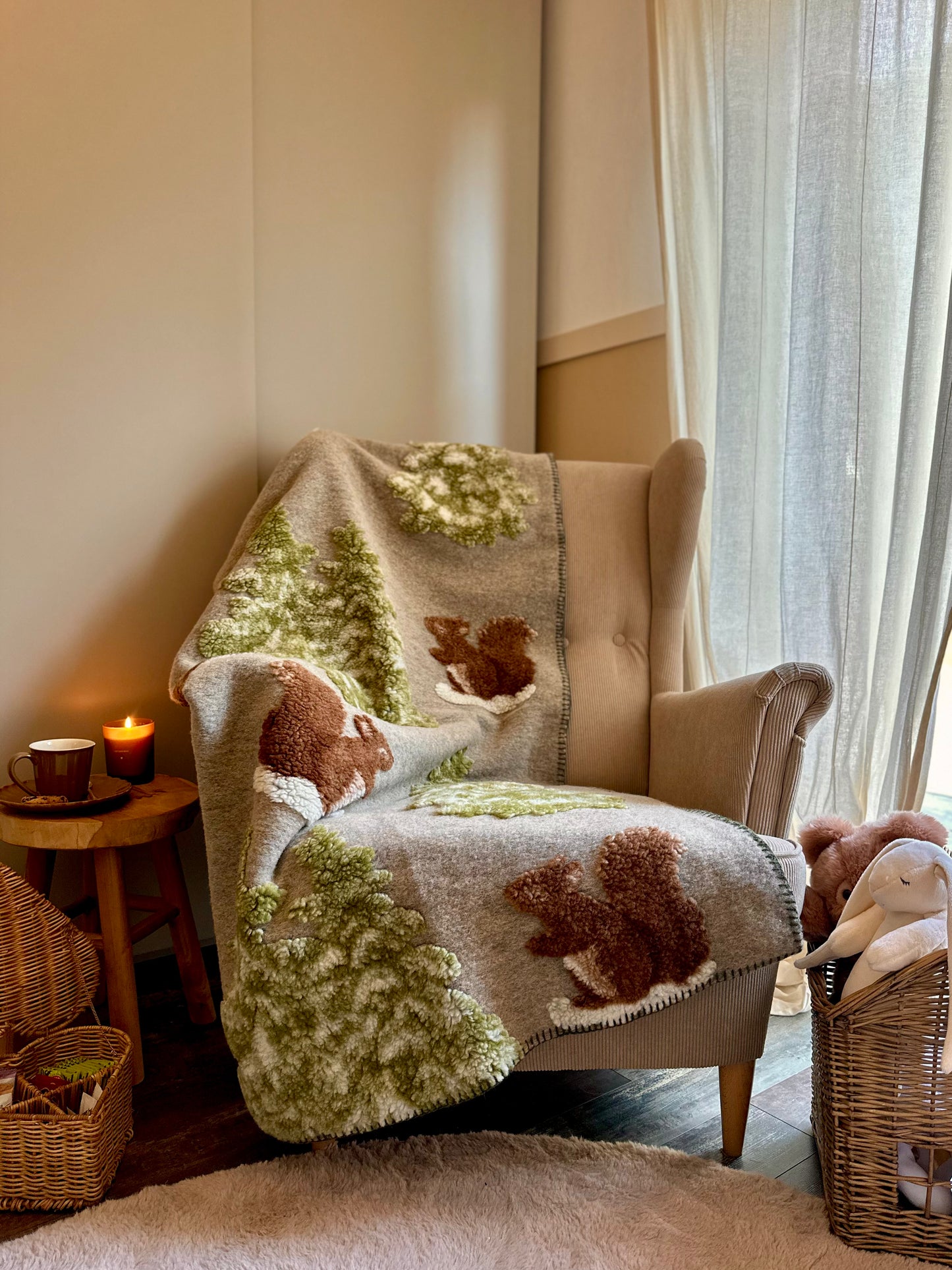 Plaid lana cotta colore tortora chiaro con scoiattoli e abeti 150x170 cm