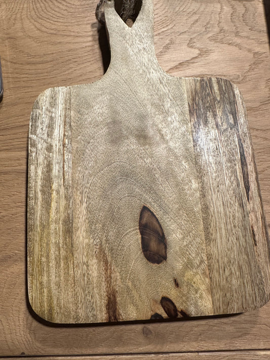 Tagliere in legno di mango con cuore e cordino in juta 30x19x2 cm * con difetto*