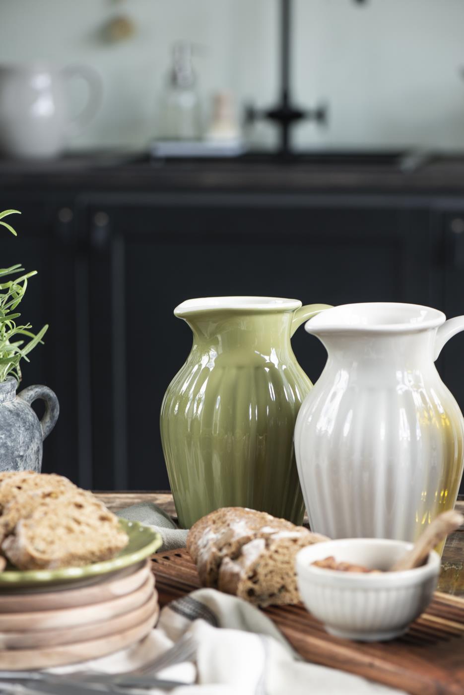 Brocca con manico color latte 1,7 litri