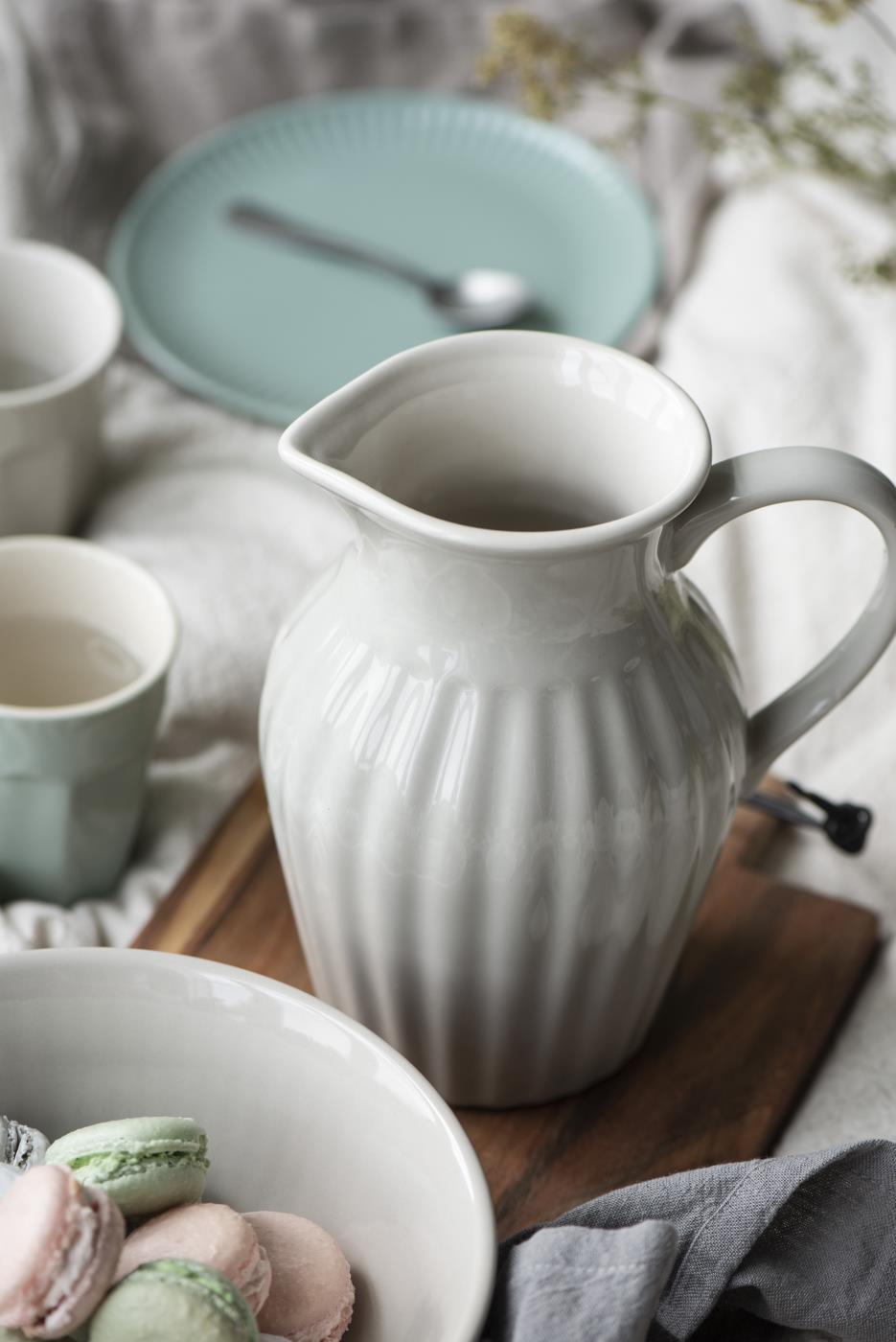 Brocca con manico color latte 1,7 litri