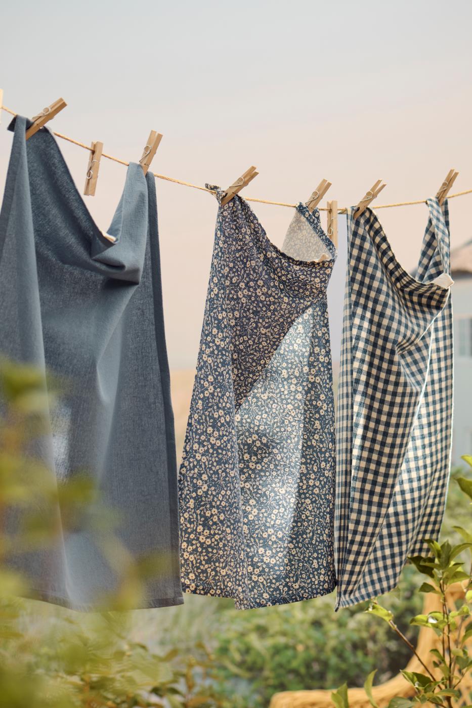 Strofinaccio Lucas colore blu chiaro con piccoli quadri naturali, 40x70 cm