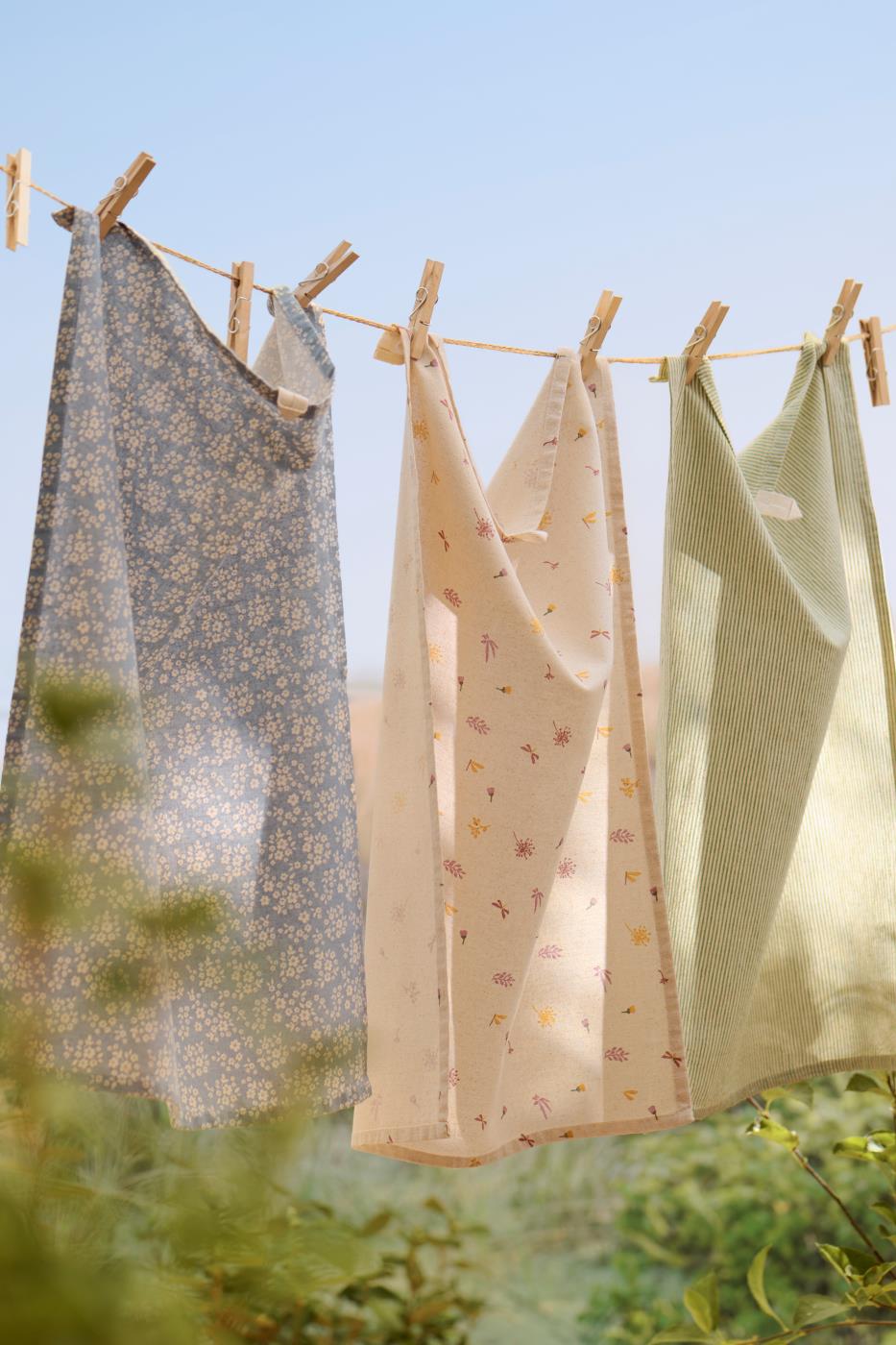 Strofinaccio Agathe azzurro con fiori dai colori naturali, 50x70 cm