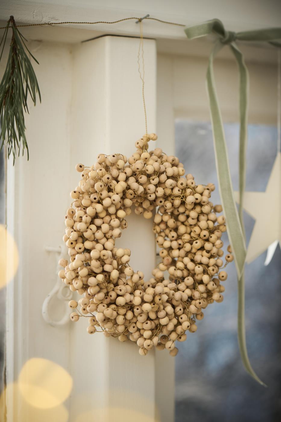 Ghirlanda con perline di legno fatte color naturale, ø13,5 cm