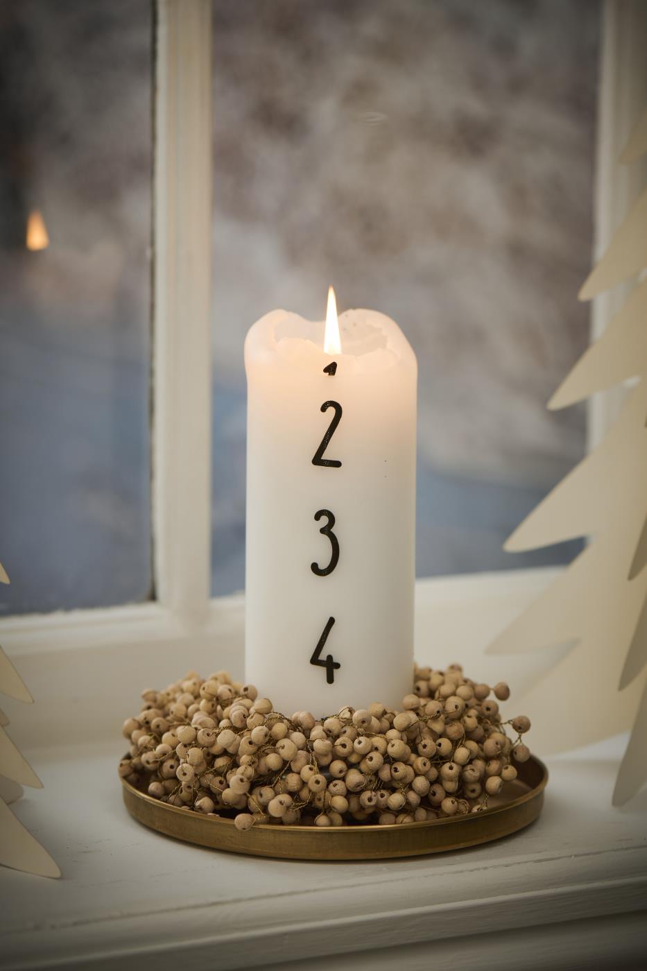 Candela dell'avvento numerata da 1-4 bianca con numeri marroni, h 20 ø 6 cm